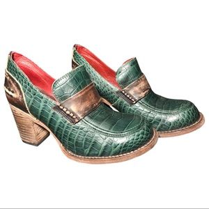 FreeBird By Steven Bellevue Green Croco Loafers in a Size 7